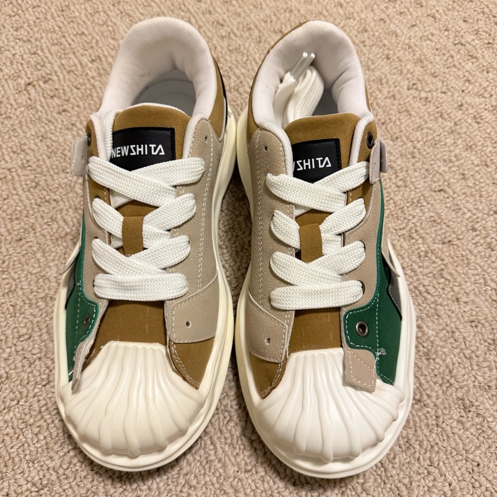 US 8.5 Sneaker